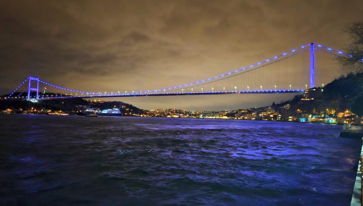 İstanbul’un simgeleri Dünya Kanser Günü dolayısıyla mor renkle ışıklandırıldı