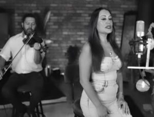 Aselda Yıldız Tilbe, “Buz Kırağı” ile Müzik Dünyasına Merhaba Dedi