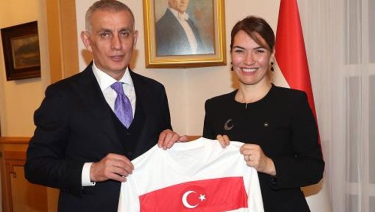 Hacıosmanoğlu Ekşioğlu’na gitti. İlk kez eşiyle görüntülendi