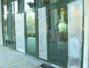 Saraçhane’deki İBB binasında kırılan camlar naylon ile kapatıldı