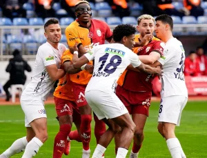 Galatasaray’daki yapılan son iki değişiklik bir puan almasına neden oldu. Yarış daha çok kızıştı!