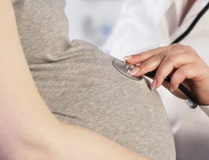 Ücretli doğum izni bir yıla çıkarılıyor