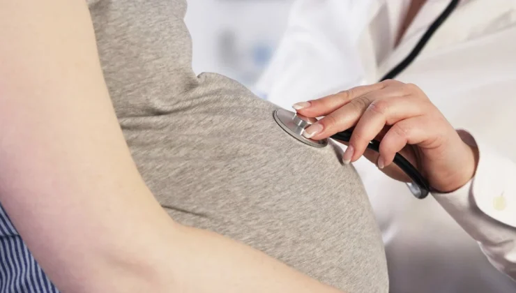 Ücretli doğum izni bir yıla çıkarılıyor