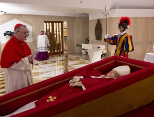 Vatikan, ölen Papa’nın tabuttaki fotoğraflarını yayınladı