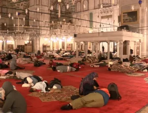 İstanbul’da deprem: İnsanlar geceyi park bahçe ve camilerde geçirdi