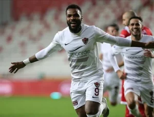 Romanya basını açıkladı! Aaron Boupendza hayatını kaybetti