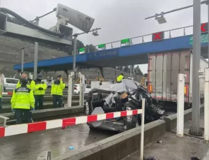 Otoyol gişelerinde yine kaza! Tırın altına giren araç kağıt gibi ezildi
