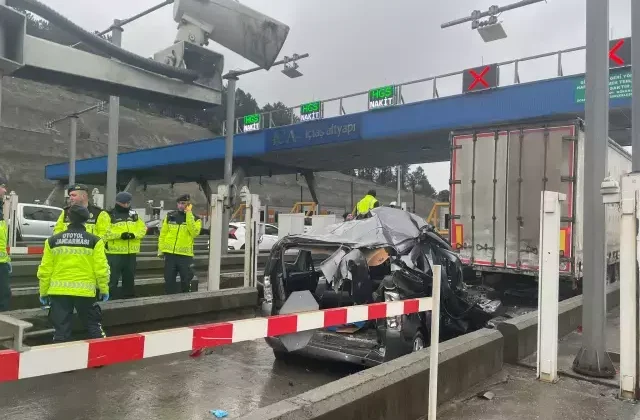 Otoyol gişelerinde yine kaza! Tırın altına giren araç kağıt gibi ezildi