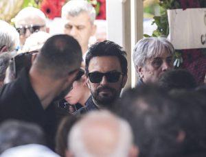 Tarkan konserinde annesini andı, gözyaşlarına boğuldu
