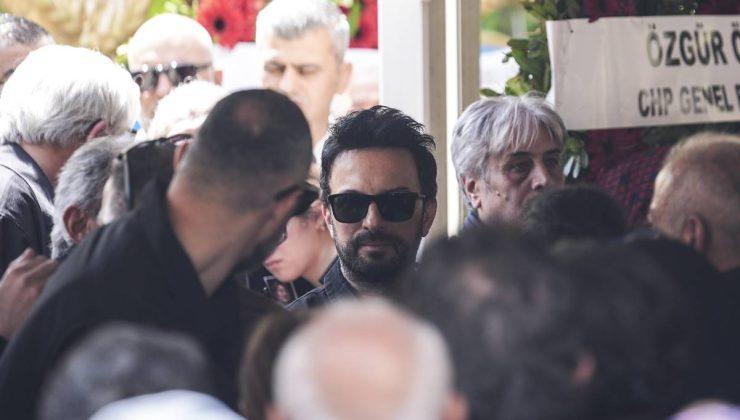 Tarkan konserinde annesini andı, gözyaşlarına boğuldu