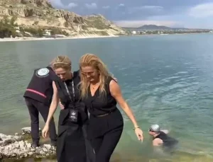 Wilma Elles ve Tuğba Özay, Van Gölü’ne girdi
