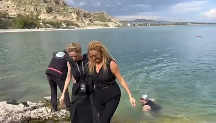 Wilma Elles ve Tuğba Özay, Van Gölü’ne girdi