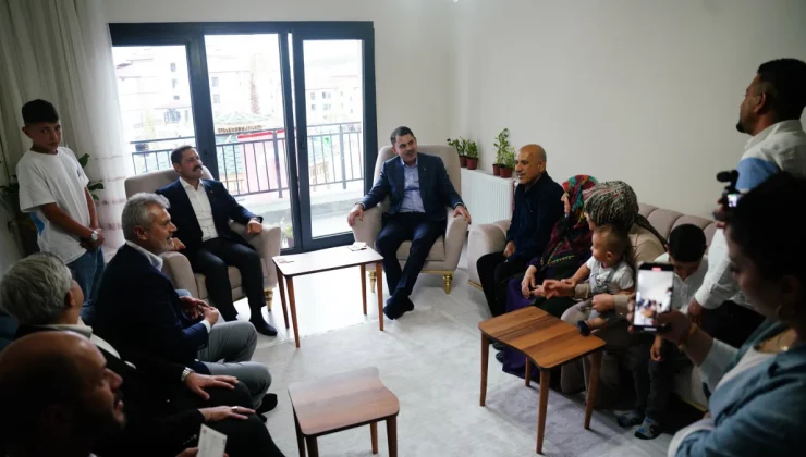 Murat Kurum depremzede aileye misafir oldu