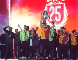 Galatasaray şampiyonluk kupasını kaldırdı
