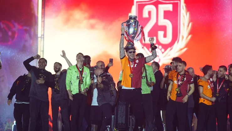 Galatasaray şampiyonluk kupasını kaldırdı