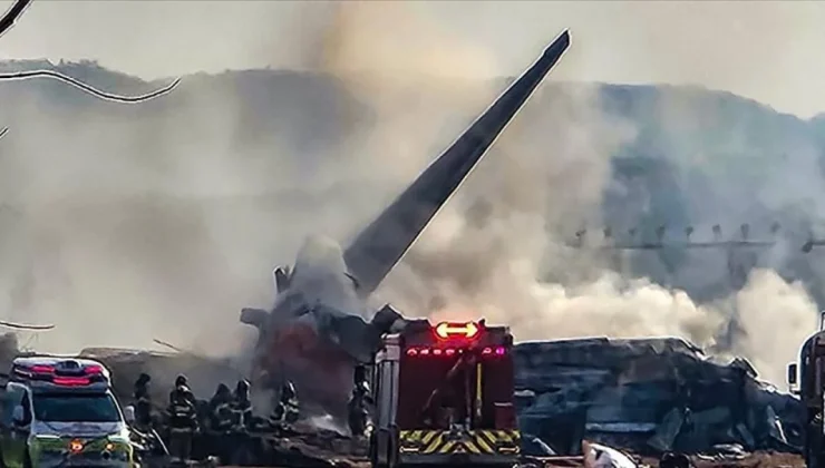 Hindistan’da yolcu uçağının düşme anı