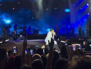 Şarkıcı Bayhan, Bursa’da şarkı söylerken yere düştü