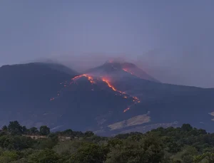 İtalya’da Etna Yanardağı’nda patlamalar devam ediyor