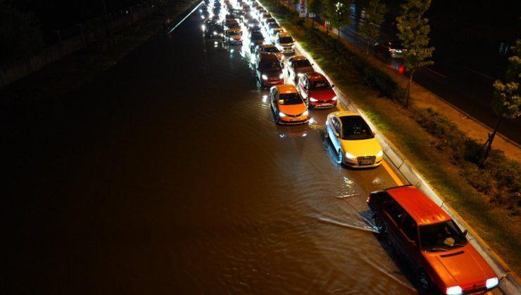 Başkentte yollar göle döndü, metro girişlerini su bastı