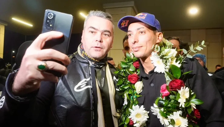 Toprak Razgatlıoğlu yurda döndü