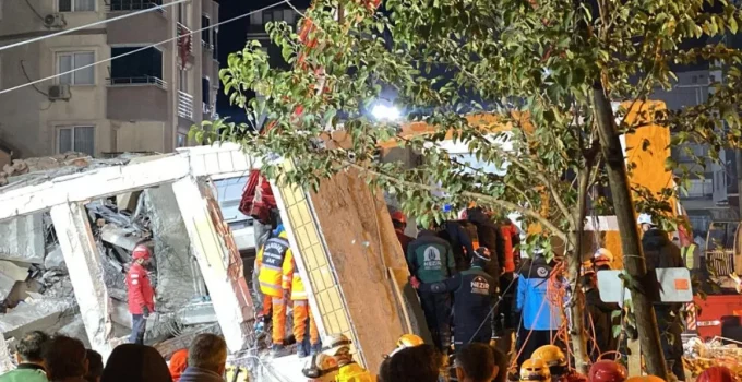 Kocaeli Gebze’deki enkazdan baba ve annenin cansız bedenleri çıkarıldı