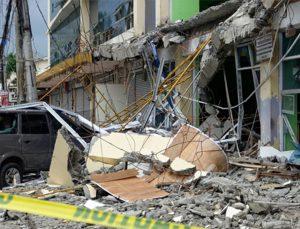 Filipinler’de 7.4 büyüklüğünde depremin şiddeti kamerada