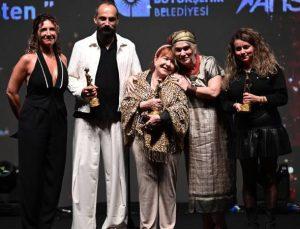 Altın Portakal’da Cahide Sonku Ödülü alan usta sanatçı Bilge Şen: Yukarıdakiler 1,5 milyon, biz oynuyoruz 5 bin liraya..