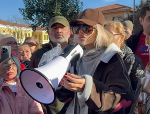 Başıboş sokak köpeklerini beslemek isteyen bir grup, İstanbul Valiliği önünde eylem yaptı