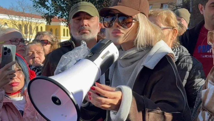 Başıboş sokak köpeklerini beslemek isteyen bir grup, İstanbul Valiliği önünde eylem yaptı