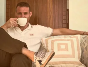 Oyuncu Kerem Bürsin Dubai’de! Ödül verdiler