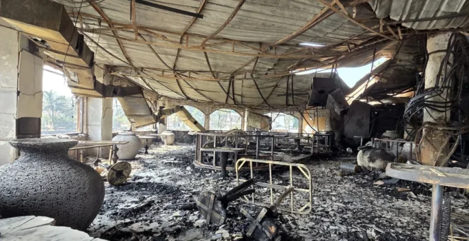 Hindistan’da gece kulubünde 25 kişinin öldüğü yangının çıkış anları