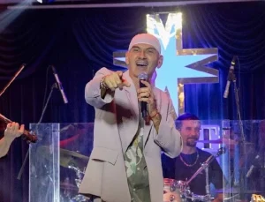 Ünlü şarkıcı Altay Kıbrıs’ta sahne aldı