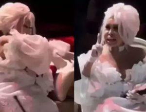 Bülent Ersoy, sahnede sinirlendi! Hem bağırdı hem fırlattı