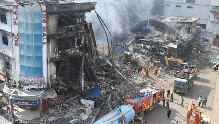 Pakistan’daki AVM yangınında can kaybı artıyor