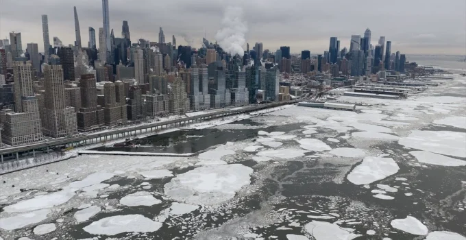 ABD’de kar fırtınası: Hudson Nehri kısmen dondu