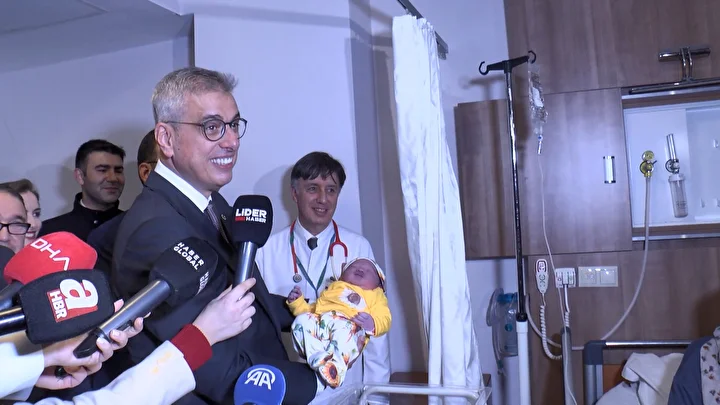 Sağlık Bakanı Memişoğlu yeni yılın ilk bebeklerini ziyaret etti