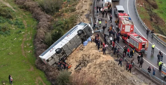 Antalya’da yolcu otobüsü devrildi: Ölü ve yaralılar var