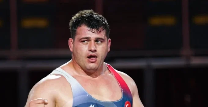 Rıza Kayaalp, mindere altın madalyayla döndü