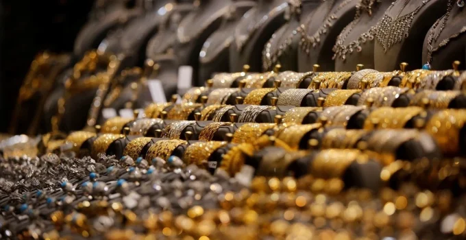 Altın satış eğilimiyle düşüşe geçti