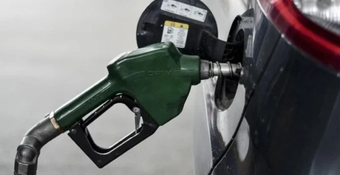 Motorine salı gününden itibaren 2 lira 40 kuruşluk zam geleceği açıklandı