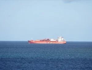 Hürmüz Boğazı’nda trafik durdu: Petrol fiyatları yükseldi