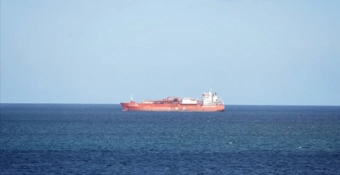 Hürmüz Boğazı’nda trafik durdu: Petrol fiyatları yükseldi