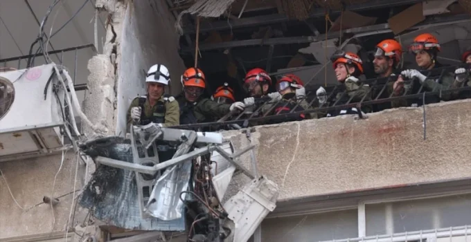 İran, ABD-İsrail hedeflerine yaklaşık 700 füze ve 3 bin 600 İHA atıldığını açıkladı